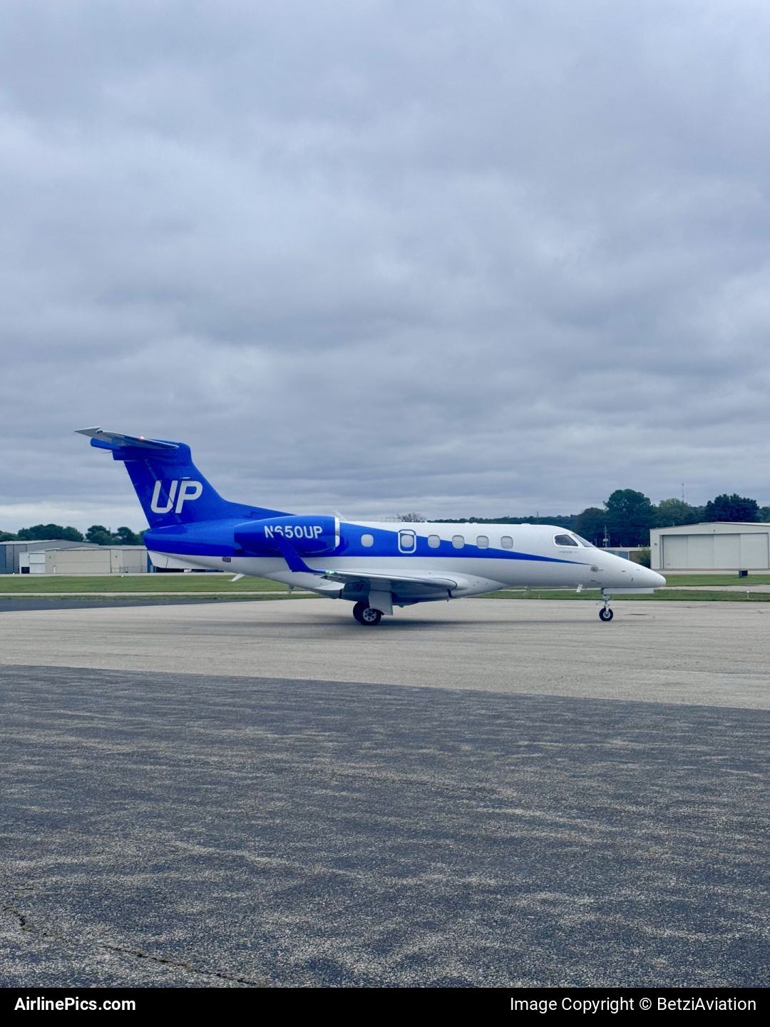 Wheels Up Embraer EMB-505 Phenom 300 - N650UP at ASG